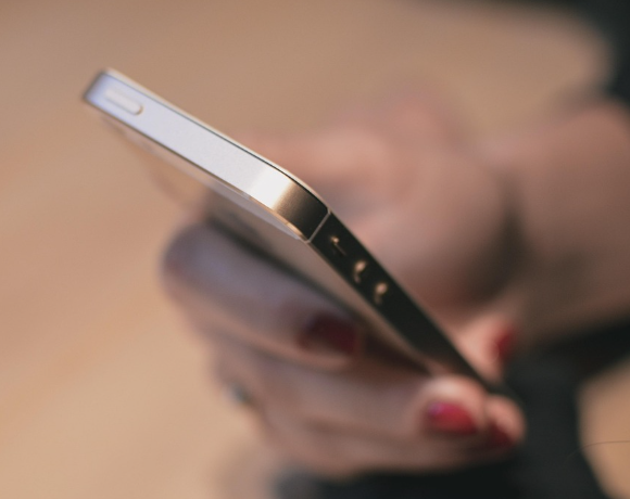 스마트폰을 손에 올려놓고 조작하는 모습