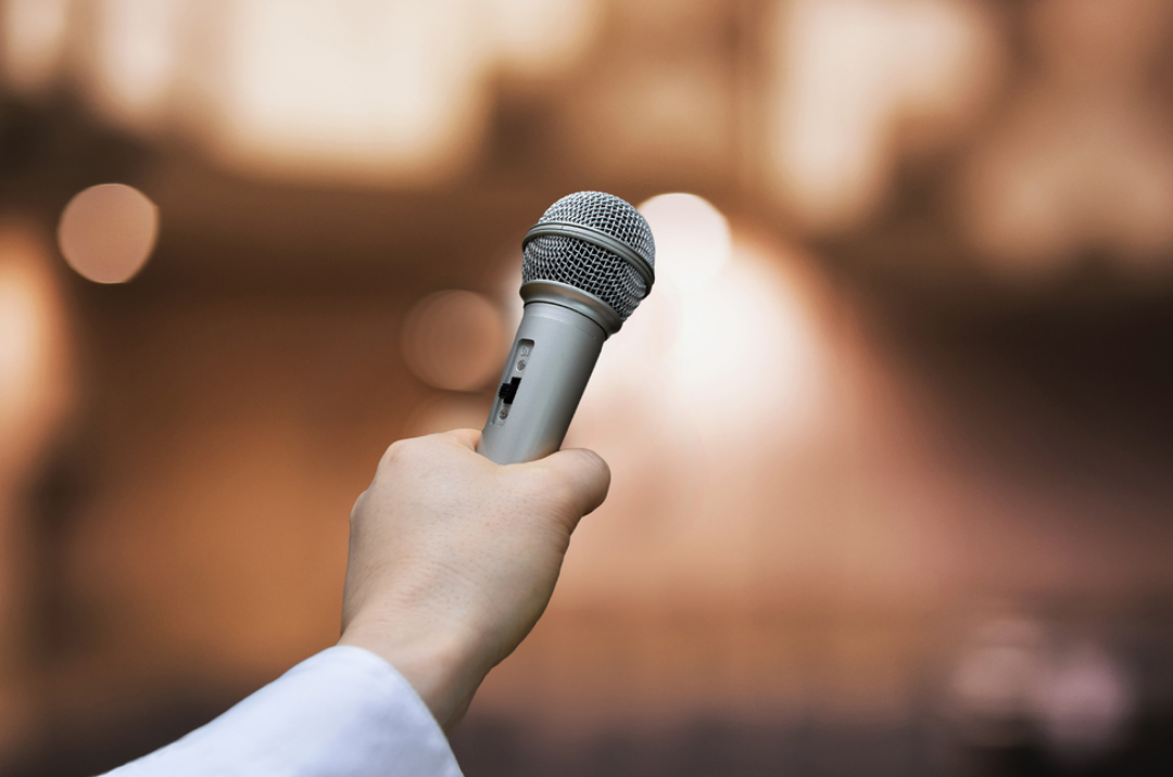 한손에 마이크가 쥐어져있는 모습.