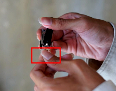 손톱 정리하는 모습