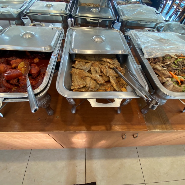 닭볶음탕과 가자미부침&#44; 돼지불고기가 놓여있습니다.