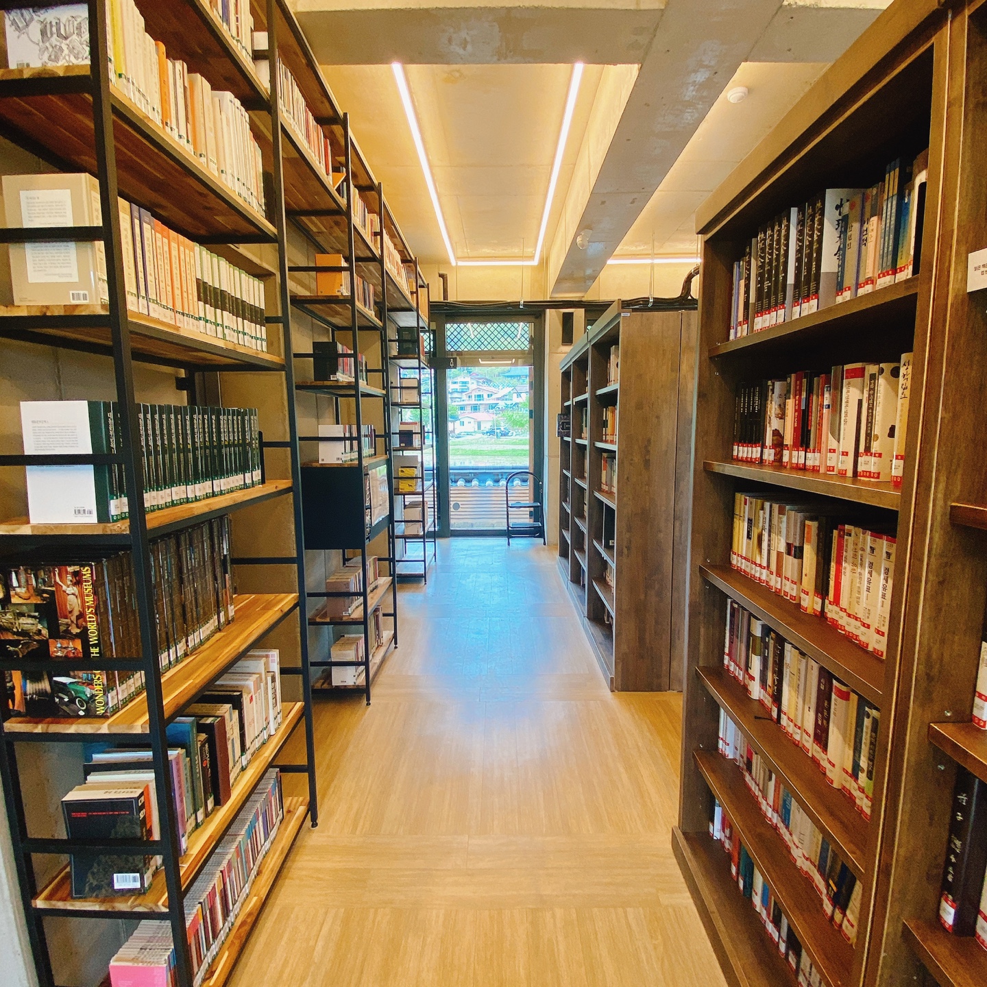 충북 청주 부모산 주봉마을 주봉저수지 한옥 북카페 인문아카이브양림 후마니타스