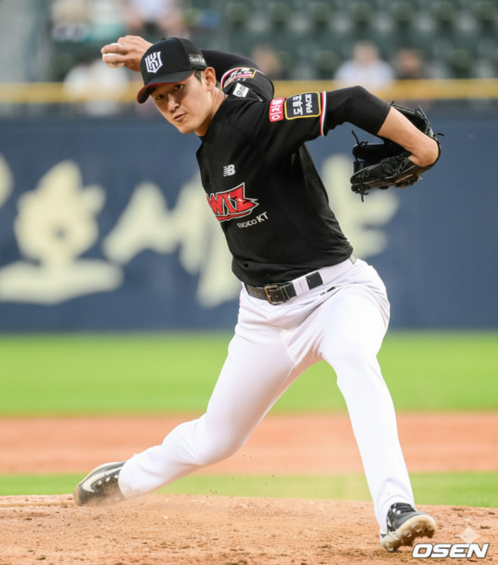 KT의 주축 투수인 고영표선수가 마운드 위에서 혼신의 힘을 다해 던지는 모습