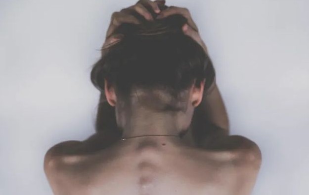 머리가 찌릿찌릿 아파요