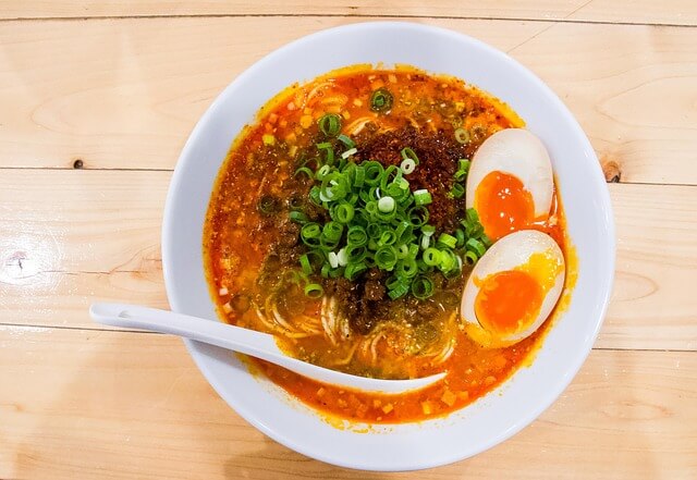 라면이 그릇에 담겨있는 사진