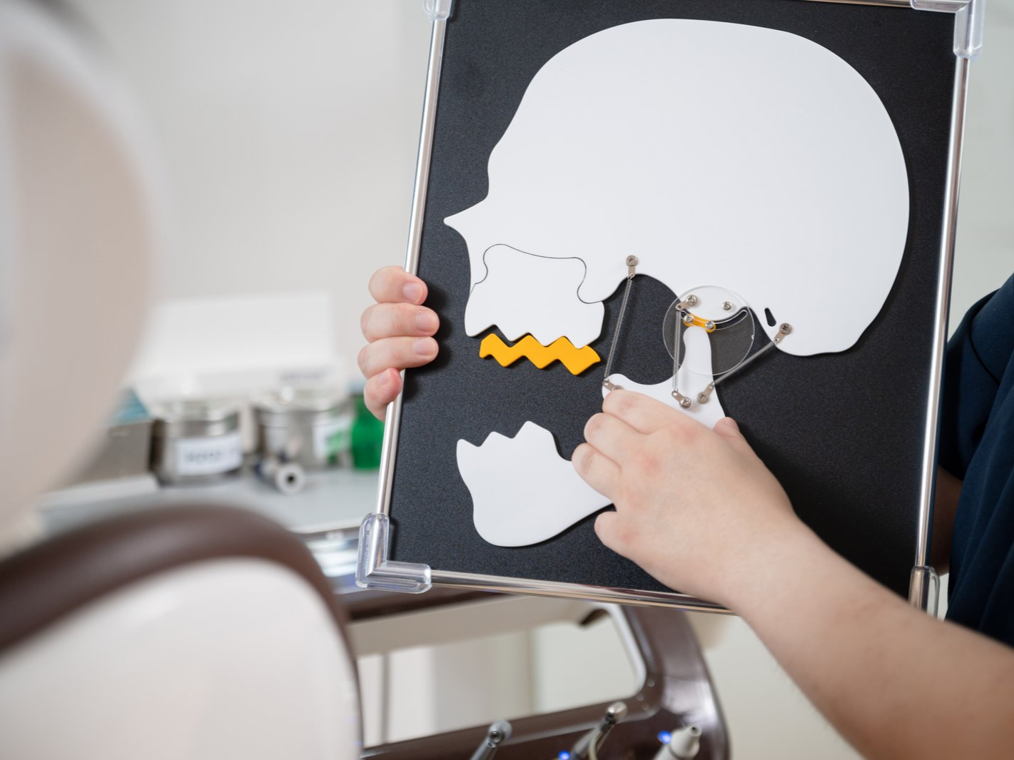 구리 턱관절 진료, 턱관절 모형으로 입 벌리는 움직임을 설명하는 모습