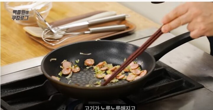 팬에 파와 소시지 볶기
