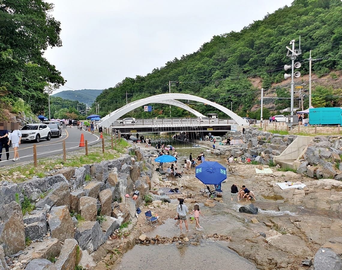 남양주 청학밸리리조트(청학동계곡)에서 물놀이를 하는 사람들