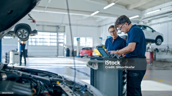 작업장에서-노트북을-사용하여-자동차-엔진을-평가하는-관리자-및-정비사