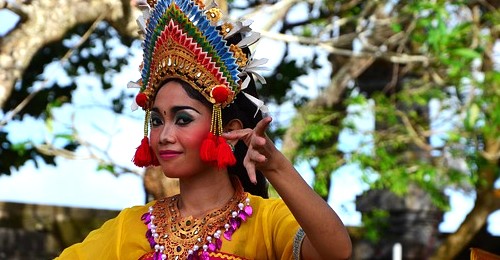 발리 전통 의상을 입은 여성