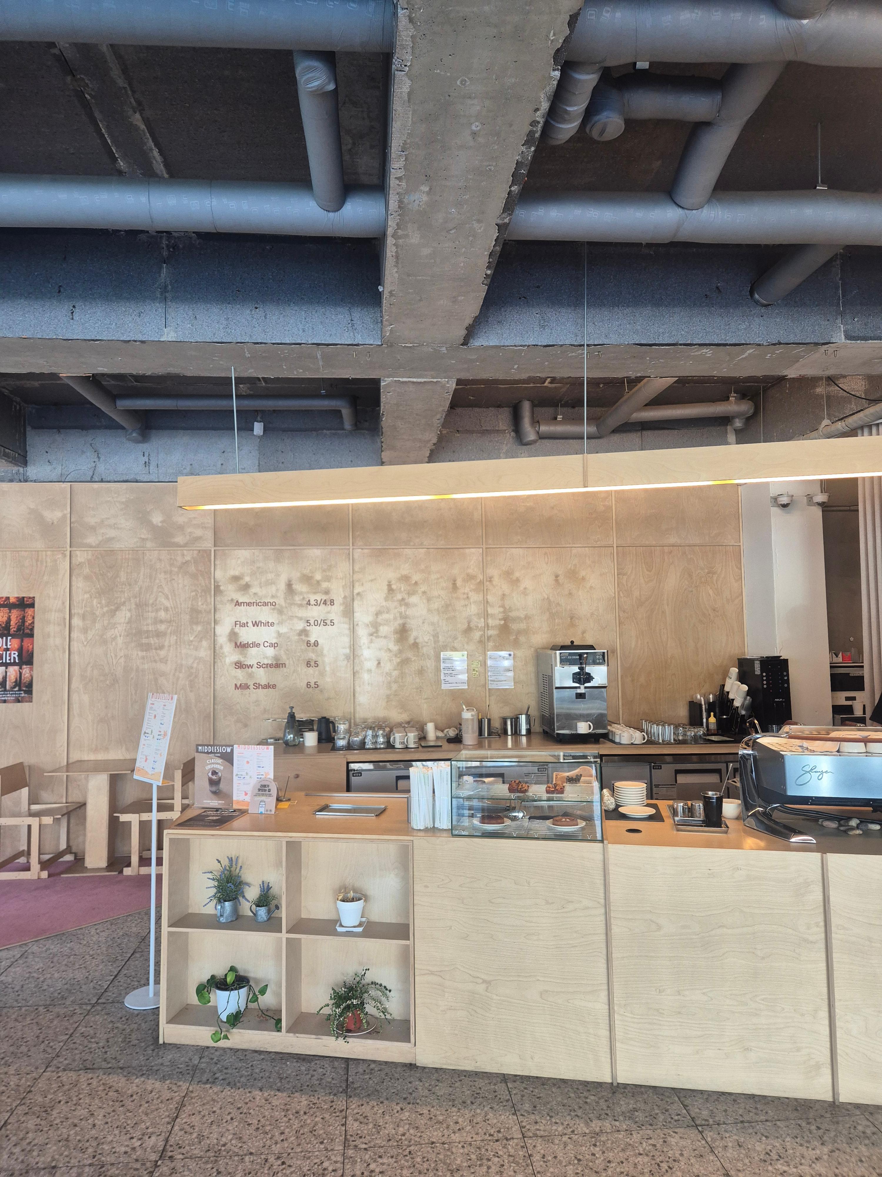 "미들슬로우" 내부 사진