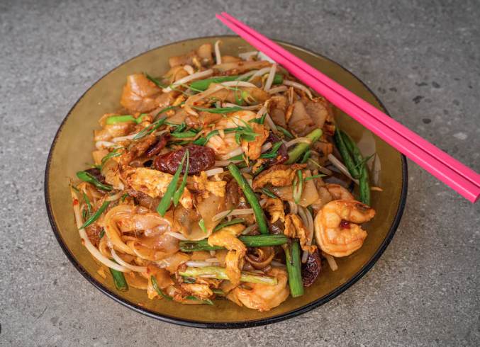 차퀘이띠아오 (Char Kway Teow) – 불맛 살아있는 볶음 쌀국수