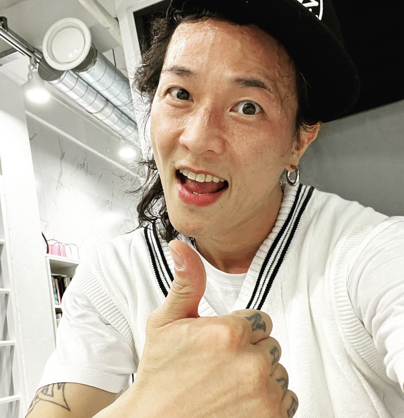 팝핀현준 엄지