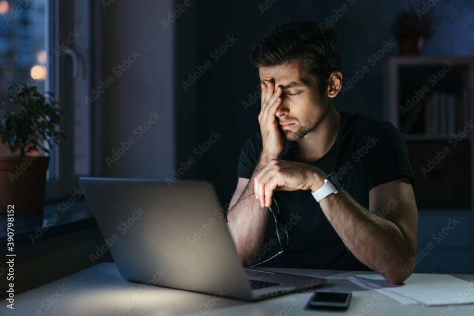 디지털 눈 피로 출처 Adobe Stock