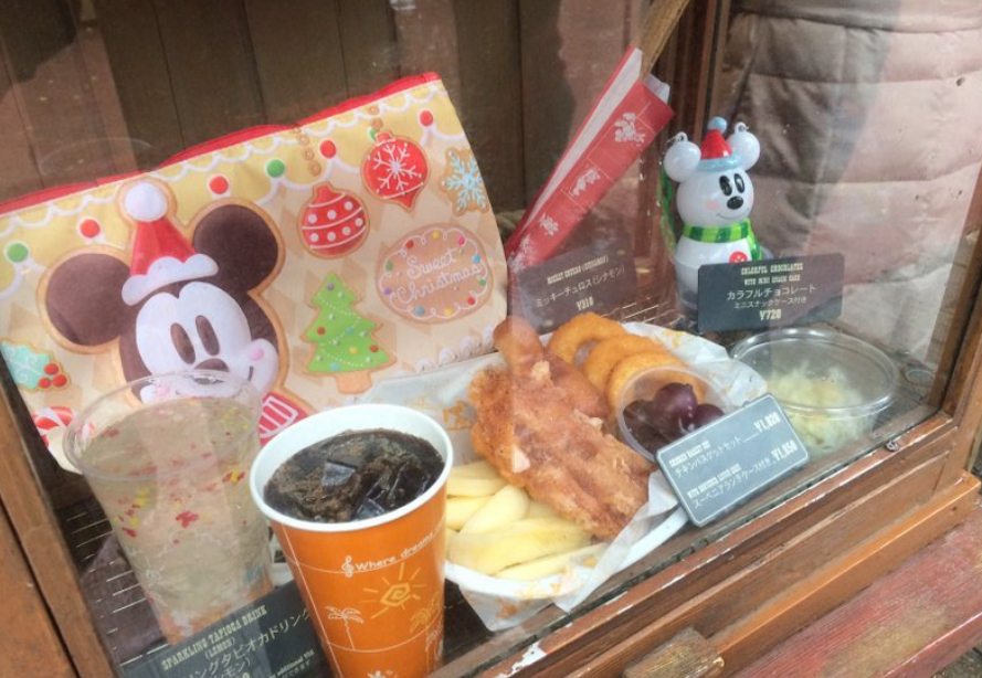 작은 유리상자안에 디즈니 캐릭터와 콜라등 음식들이 들어가 있다.