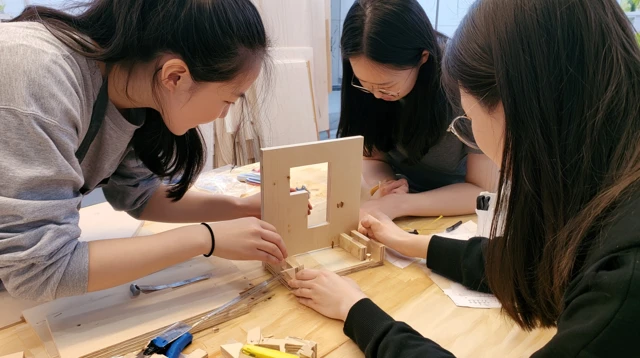 완성품을 서로 보여 주는 회원들