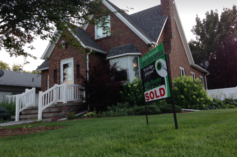 sold 표지판이 붙은 주택 사진