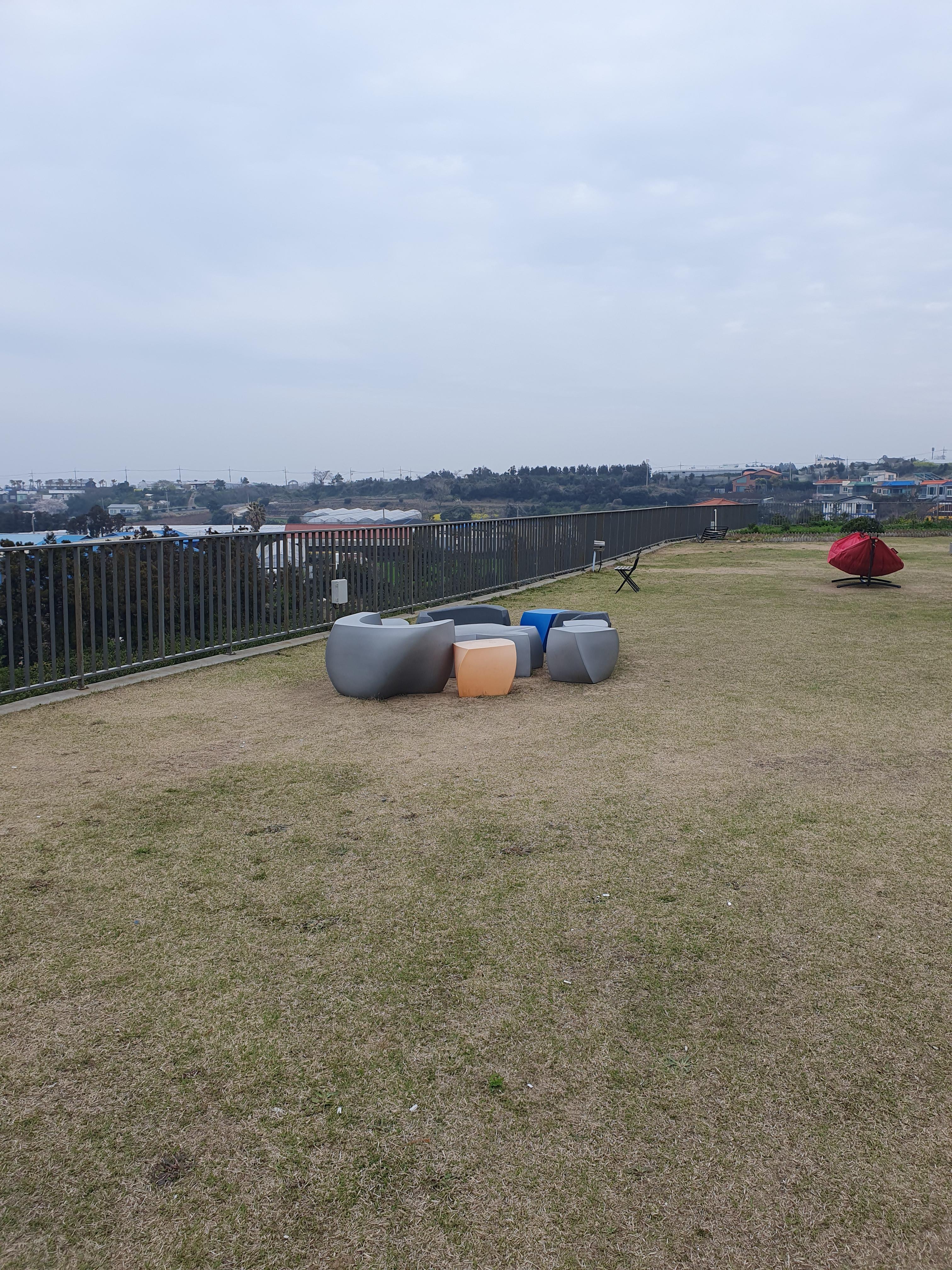 제주 토토아뜰리에 잔디밭