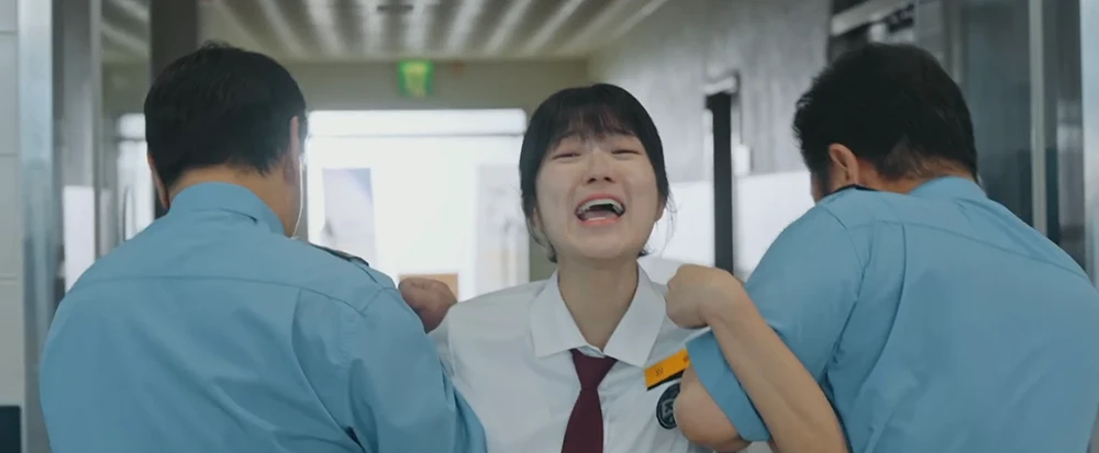 끌려나가는-솔이