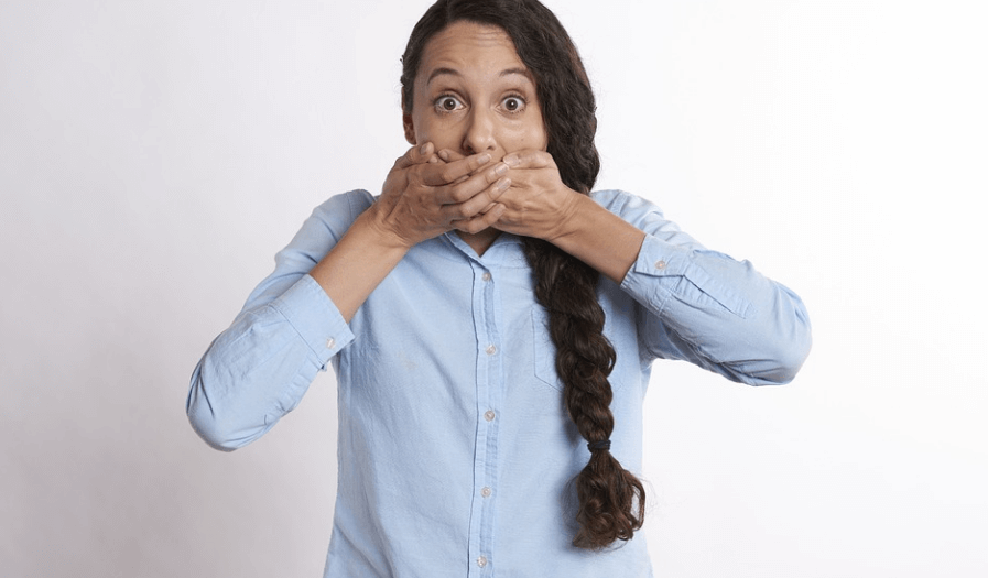 입술이 마르는 입술가 되는 입술 관리를 안해서 입을 가리고 있는 여성