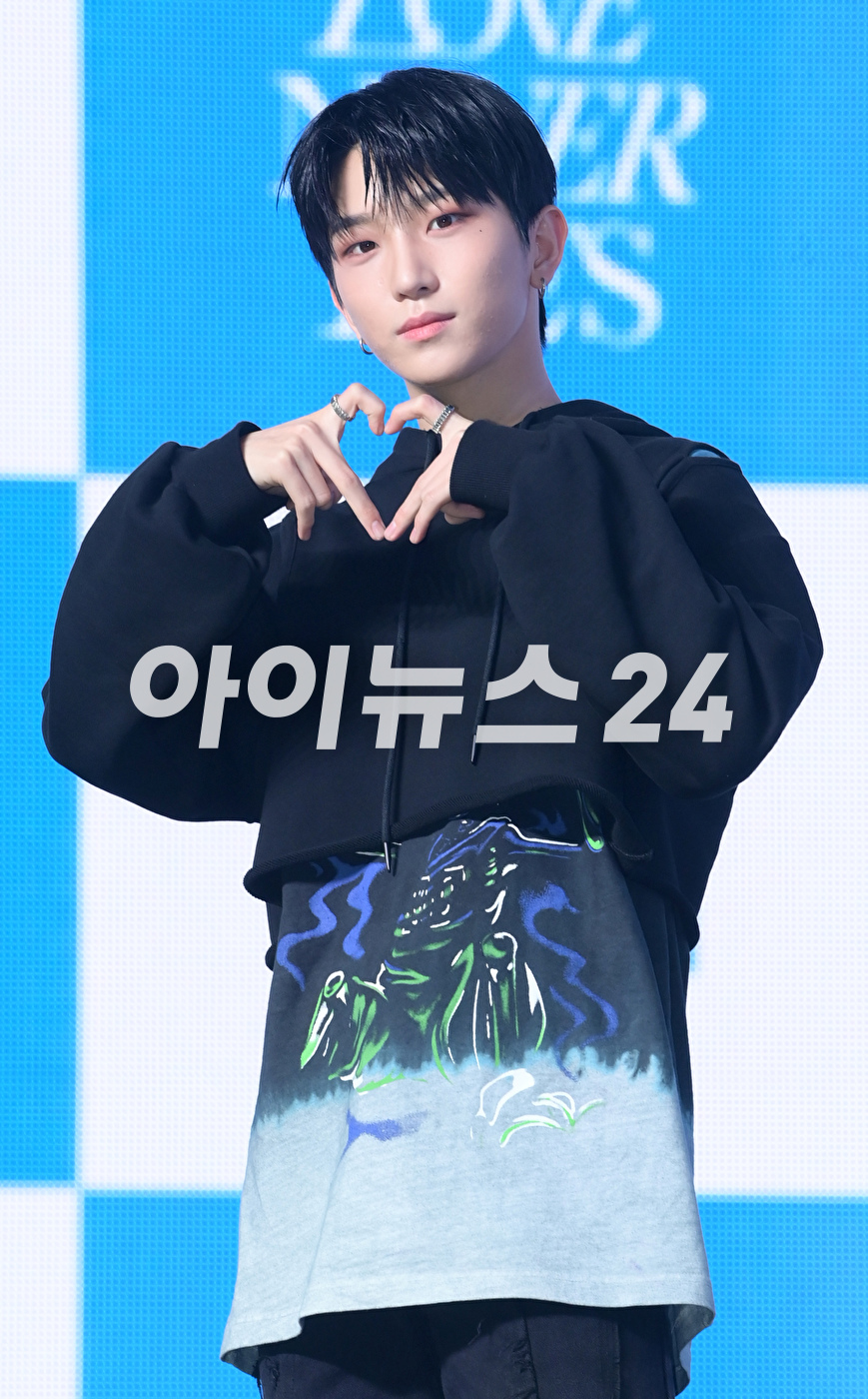 그룹 티엔엑스(TNX)가 15일 오후 서울 용산구 블루스퀘어에서 열린 TNX의 두 번째 미니앨범 &#39;러브 네버 다이즈(Love Never Dies)&#39; 쇼케이스에서 포토타임을 갖고 있다.