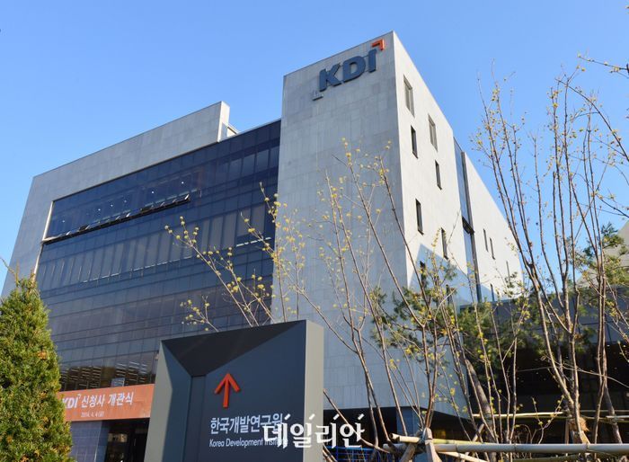 2043년 요양보호사 99만 명 부족, '돌봄 대란' 막을 외국인·로봇 대안 총정리