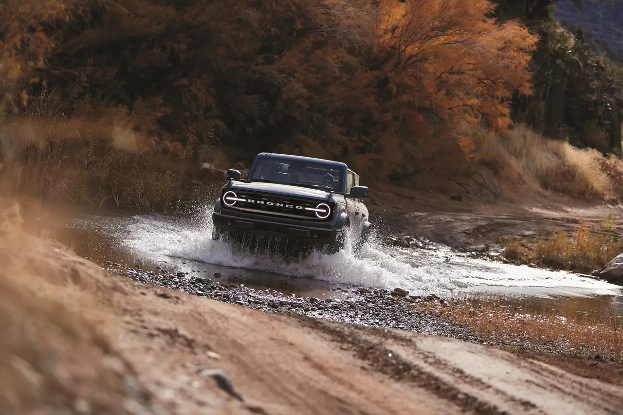 포드 브롱코 차량 이미지 정면