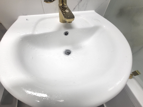 세제-뿌리는-장면