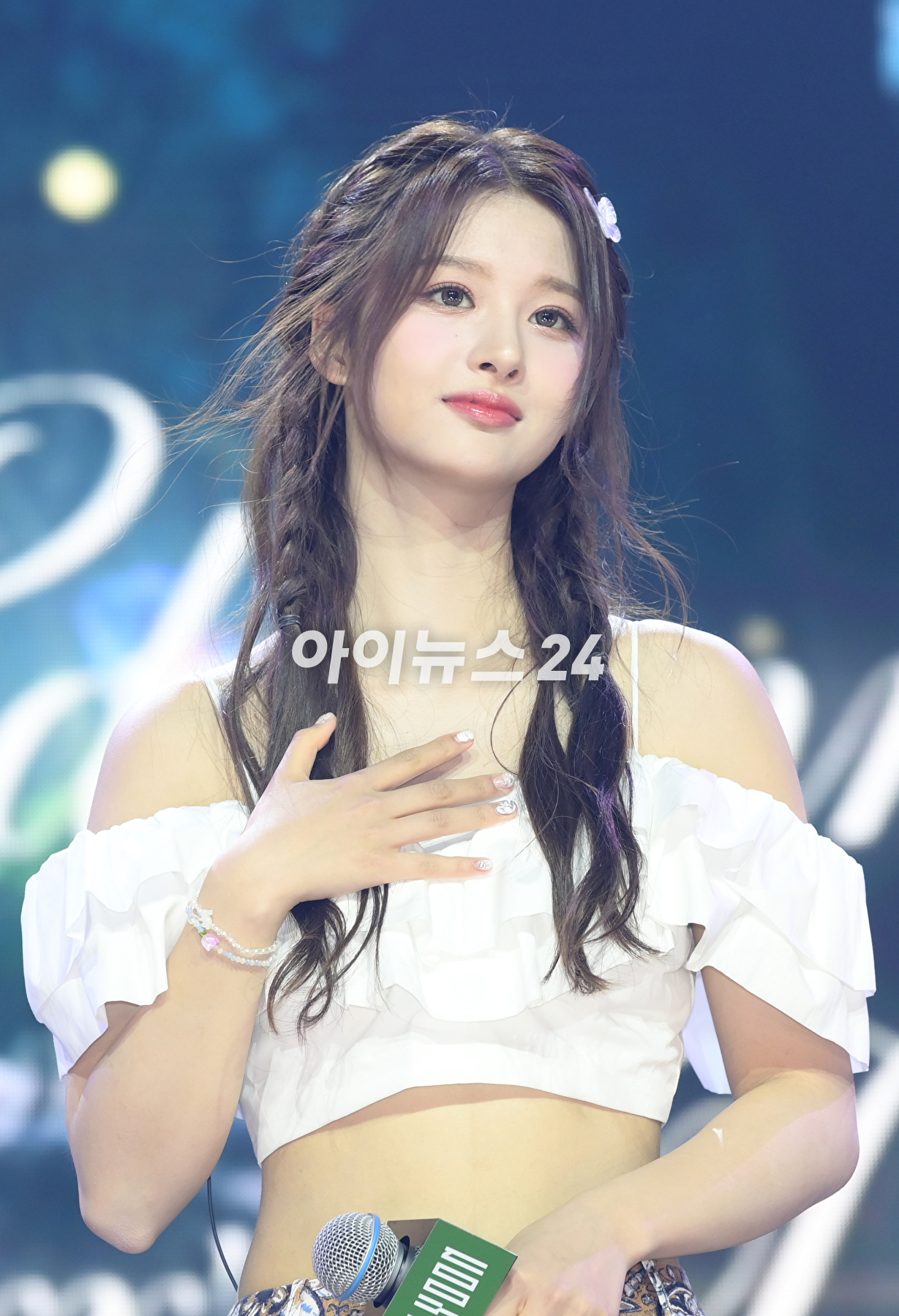 그룹 엔믹스 설윤이 11일 오후 서울 용산구 한남동 블루스퀘어에서 열린 엔믹스(NMIXX) 세 번째 싱글 앨범 '어 미드서머 엔믹스 드림'(A Midsummer NMIXX's Dream) 발매 기념 쇼케이스에서 타이틀곡 '파티 어클락' 무대를 선보이고 있다. [사진=정소희 기자]
