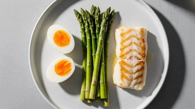 알부민 수치 높이는 음식인 계란 흰자와 흰살생선 요리로 구성된 고단백 식단 이미지