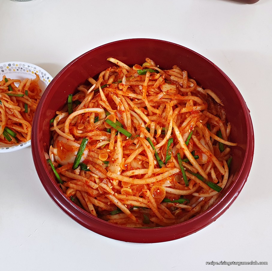 무생채 무침을 밀폐용기에 담아 놓은 사진