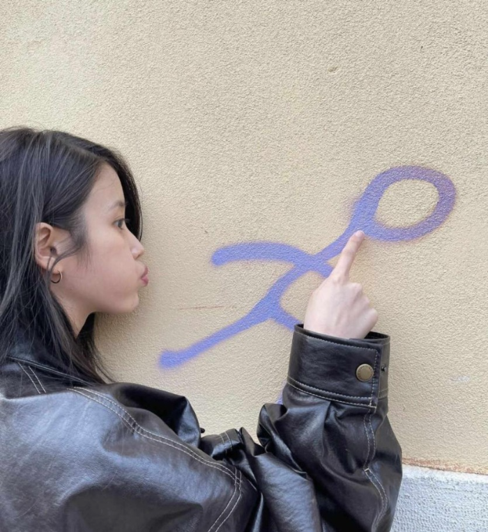 이상한 사람 그림을 만져보는 아이유