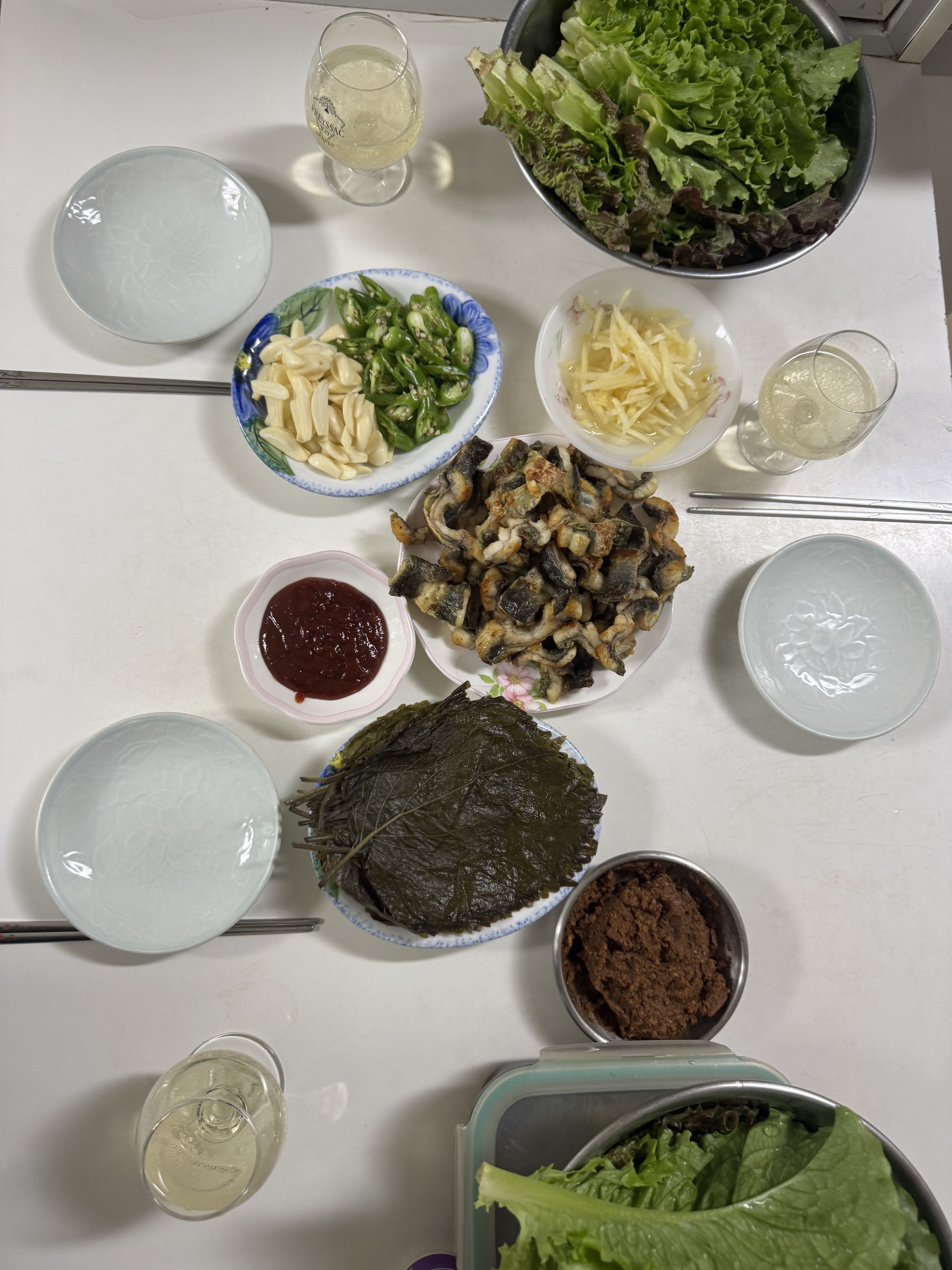 잘 구운 풍천장어와 반찬들