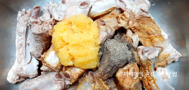 추가로-마늘과-후추-멸치액젓-간장을-넣음