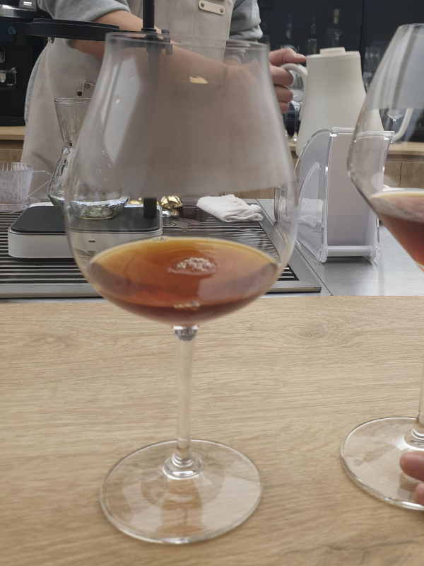 와인잔에 담긴 커피. 8g 추출로 양이 적다