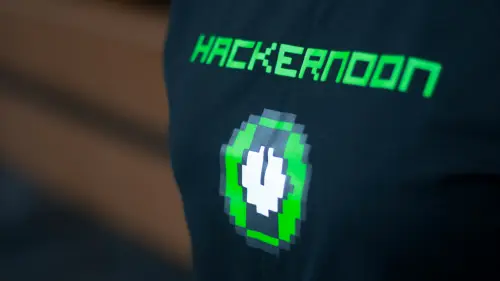 Hakernoon이라고 쓰여있는 티셔츠