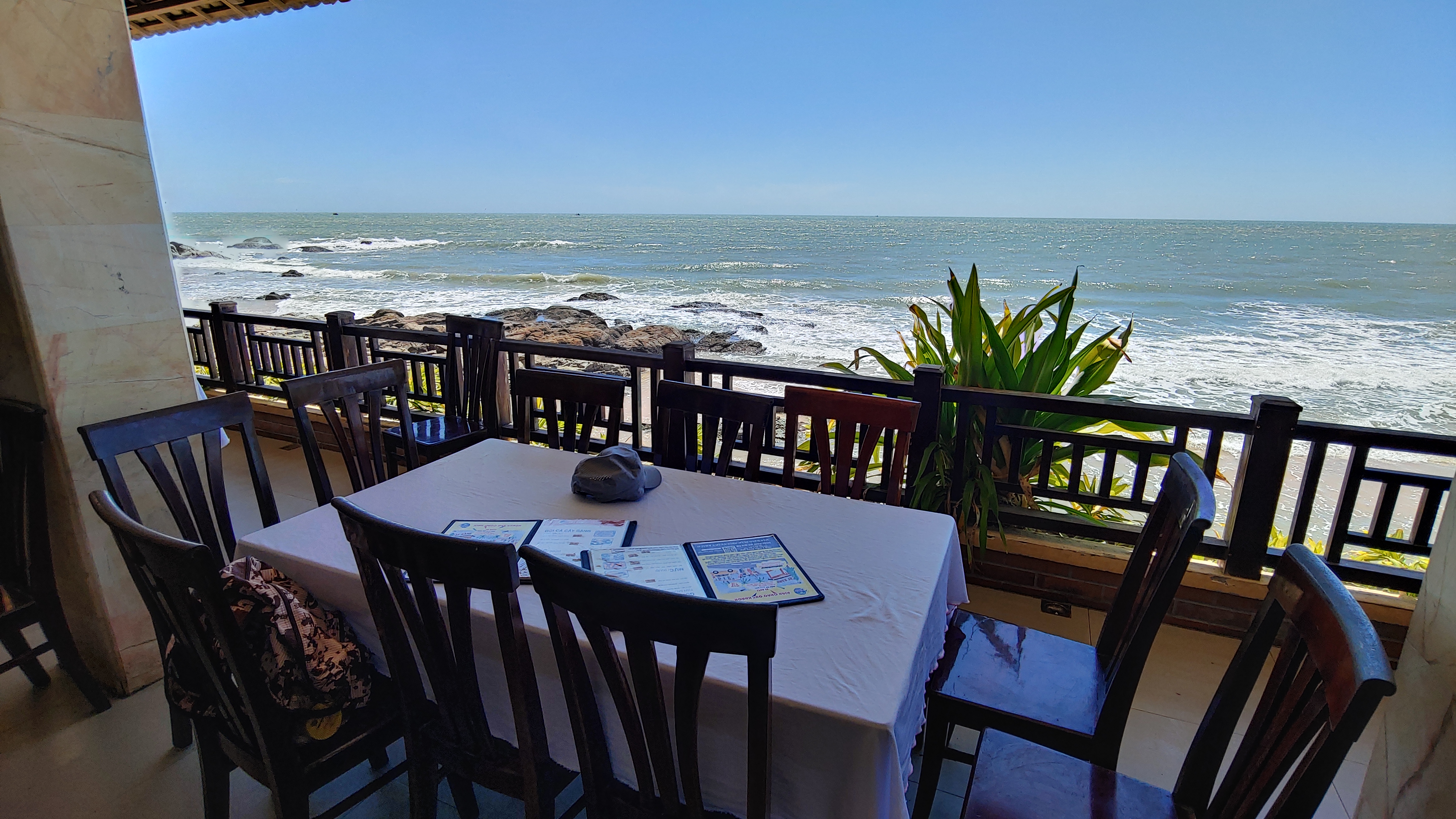 바다 바로 앞 테이블