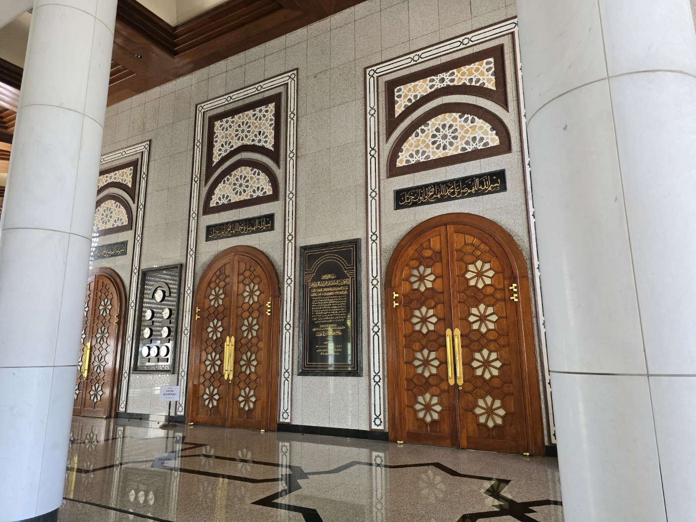 자미 하사날 볼키아 모스크 예배당 입구 이미지