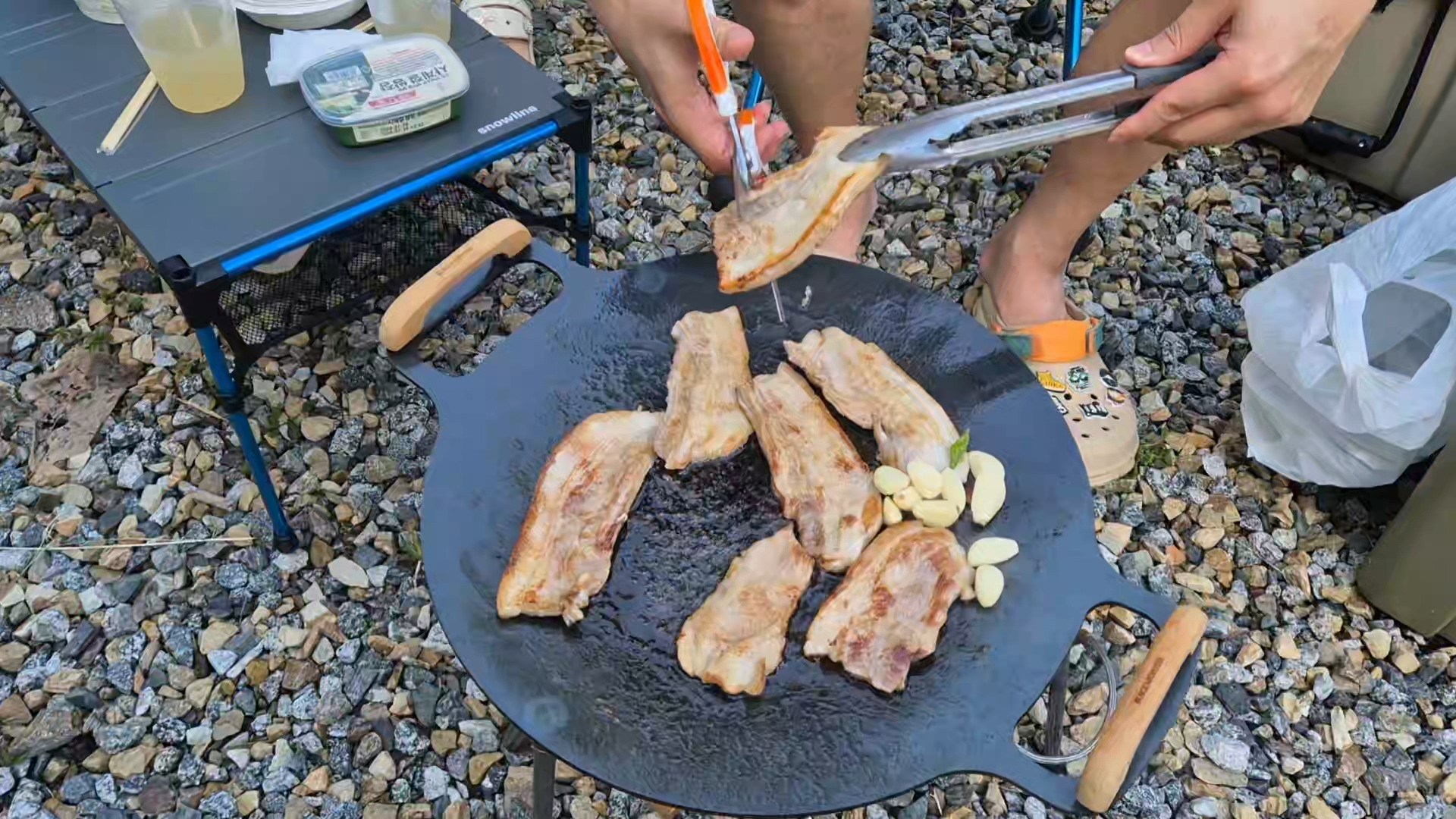 불판에서 삽겹살을 굽고 있어요