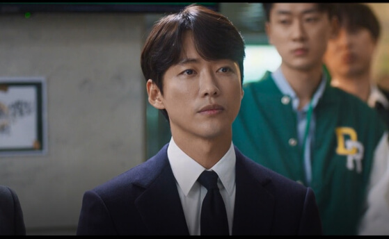 주인공이 생각에 잠겨있는 모습