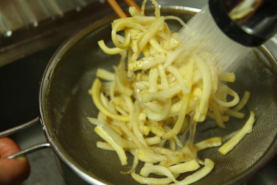 도라지 씻는 모습