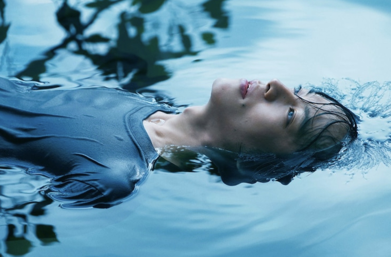 물위에 떠있는 남자