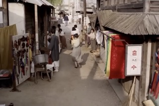 적과의 동침 시장 장면