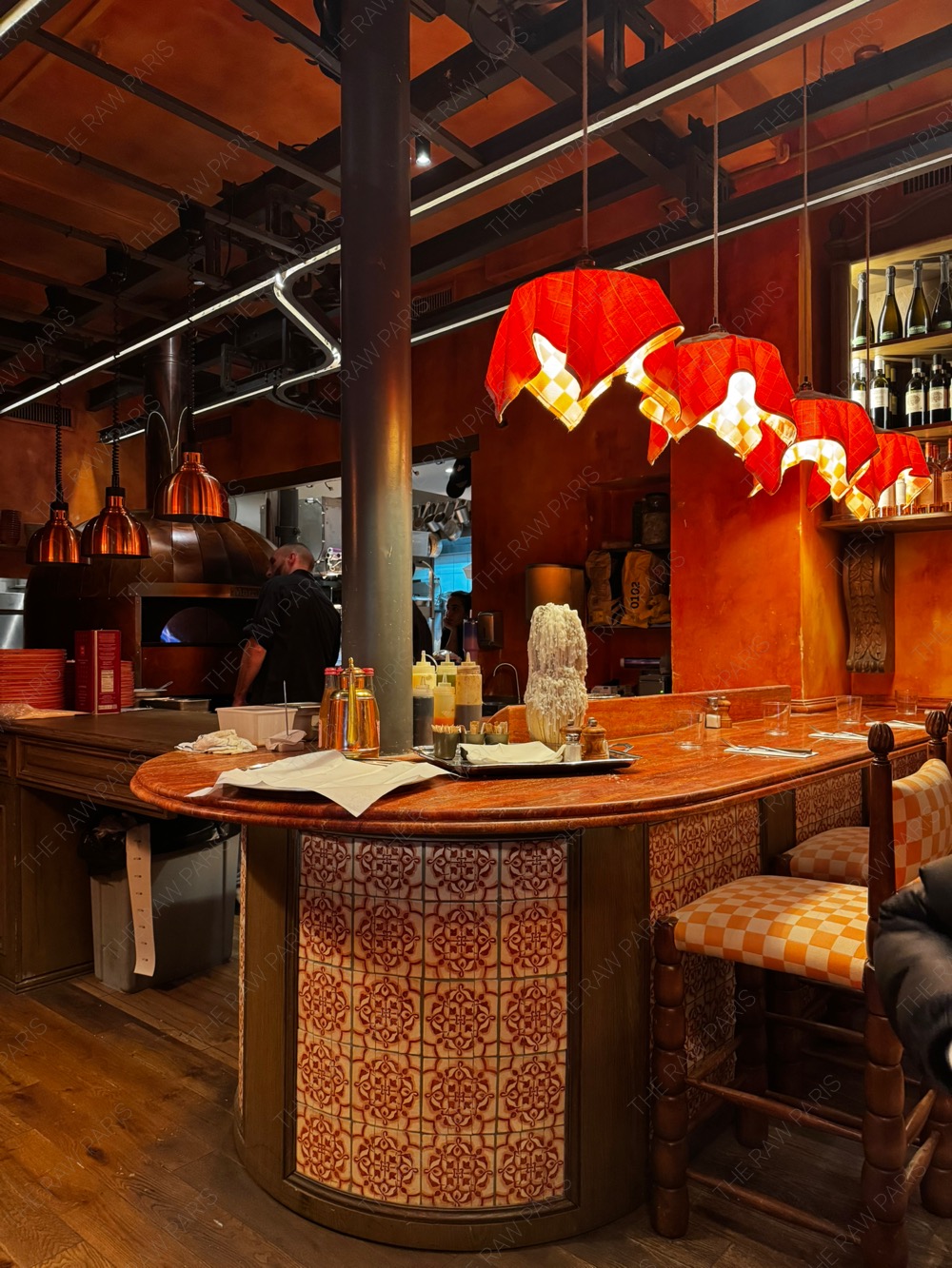 들어가자마자 공간이 먼저 눈에 들어온다.
따뜻한 톤의 조명과 디테일이 자연스럽게 분위기를 만든다.