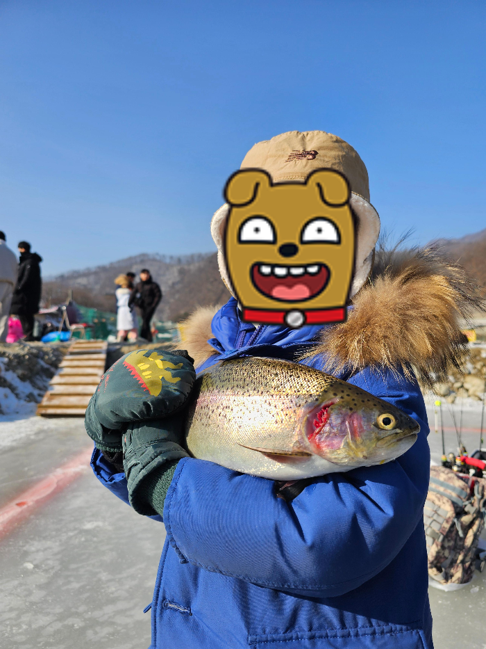 아이가 너무 행복해하는 송어 빙어축제에서 잡은 엄청 커다란 송어