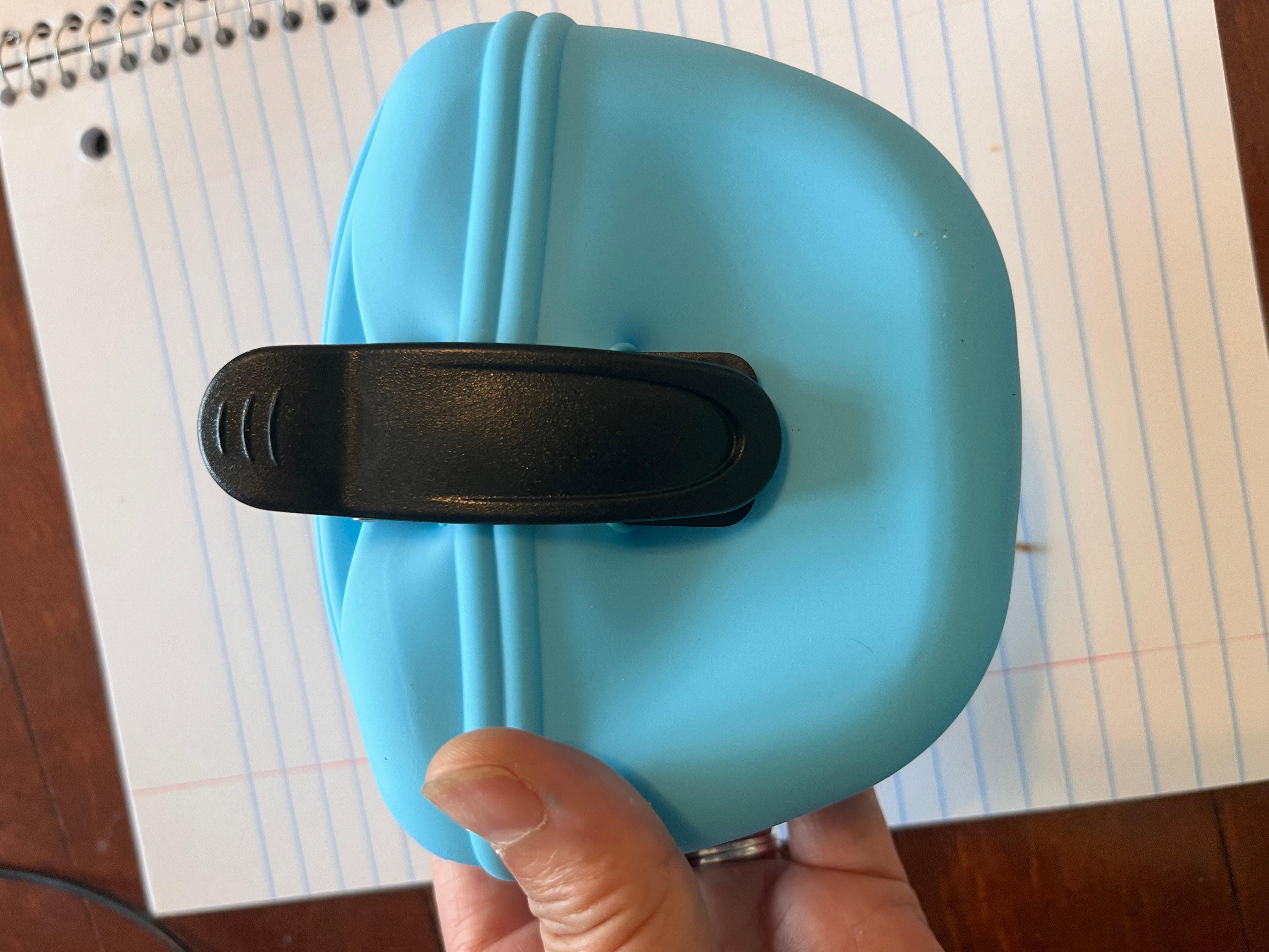 하늘색 실리콘 강아지 트릿 파우치를 들고 있는 이미지