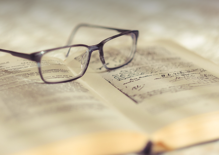 안경과 책 사진