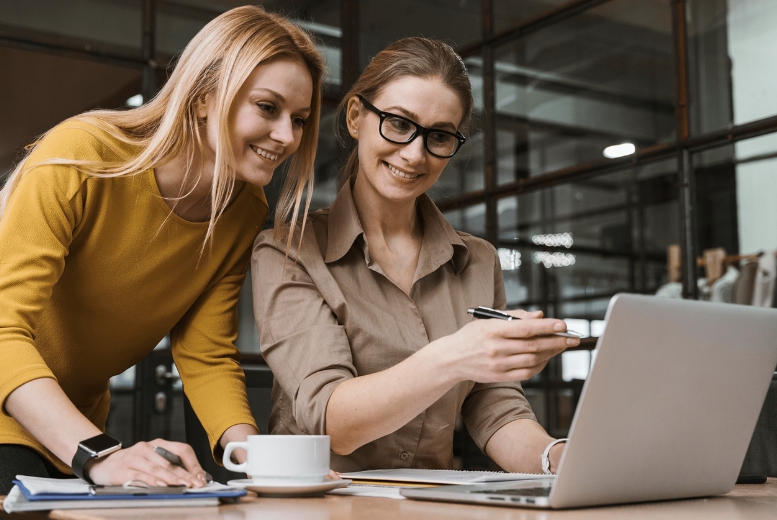 설명하는 여성과 설명 듣는 모습의 여성 사진