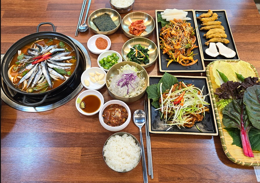 매일아침 멸치찌개 쌈밥정식 구성