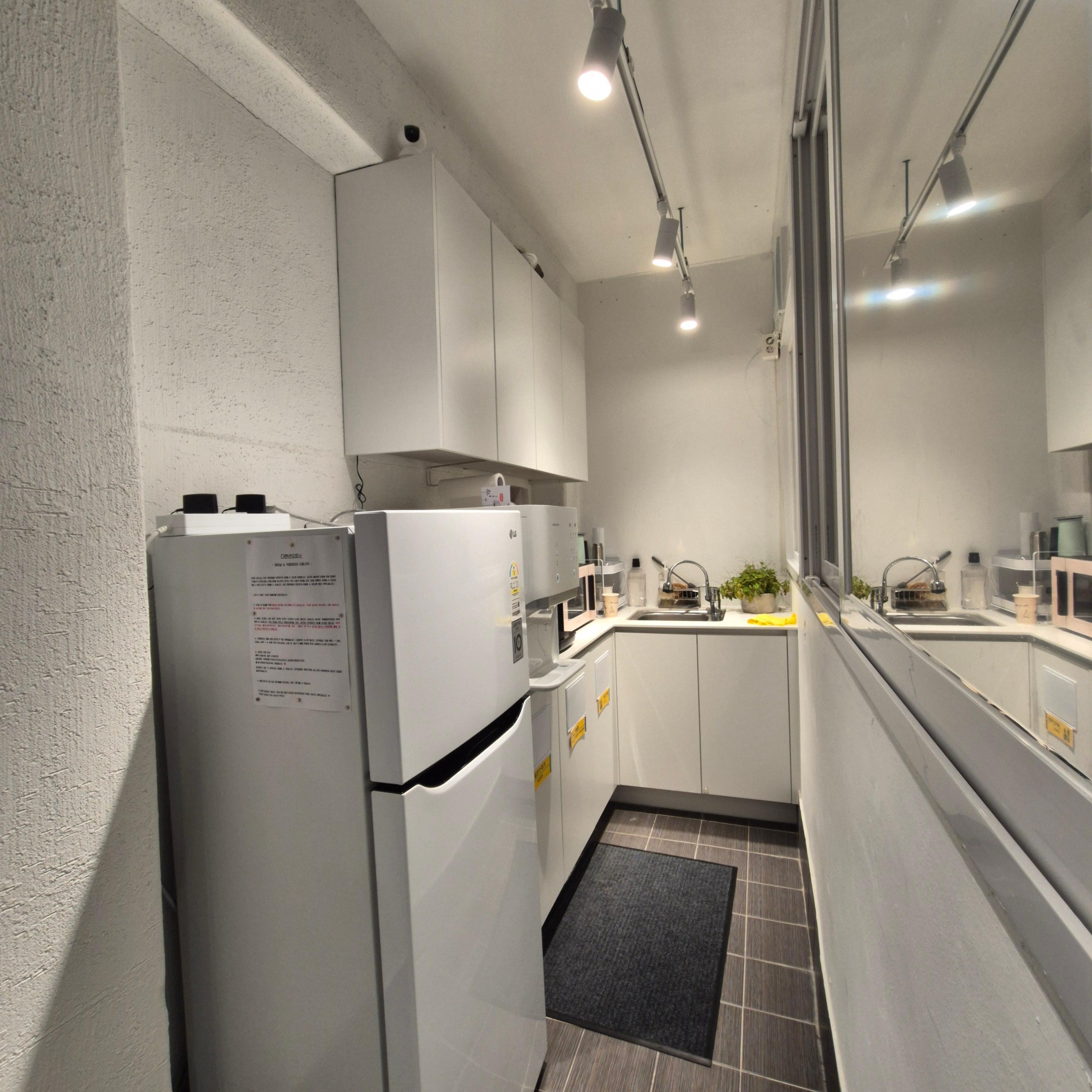 탕비실 내부 : 냉장고&amp;#44; 정수기&amp;#44; 싱크대