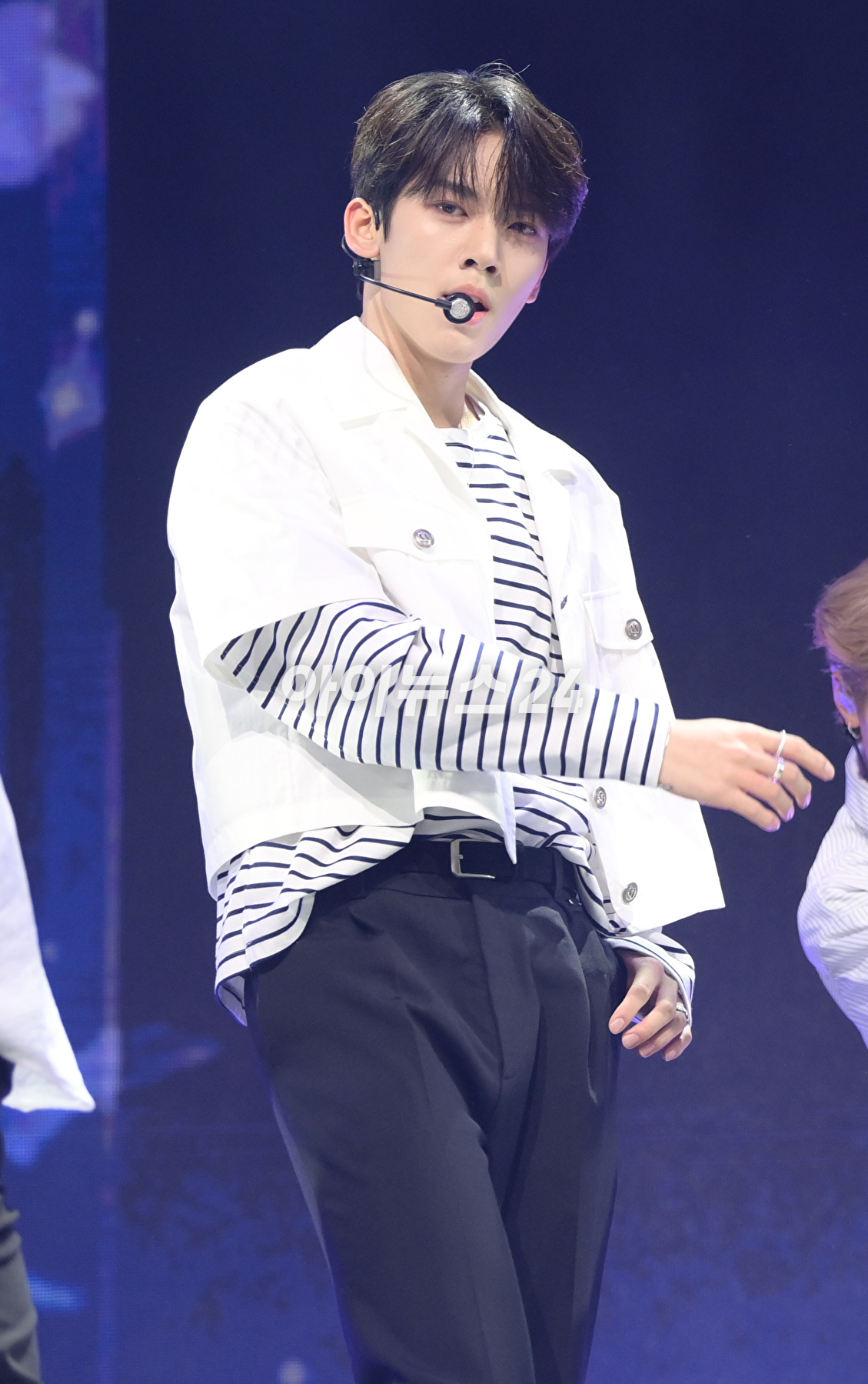 그룹 제로베이스원 한유진이 10일 오후 서울 광진구 광장동 예스24라이브홀에서 열린 제로베이스원(ZEROBASEONE) 데뷔 쇼케이스에서 멋진 무대를 선보이고 있다. [사진=정소희 기자]